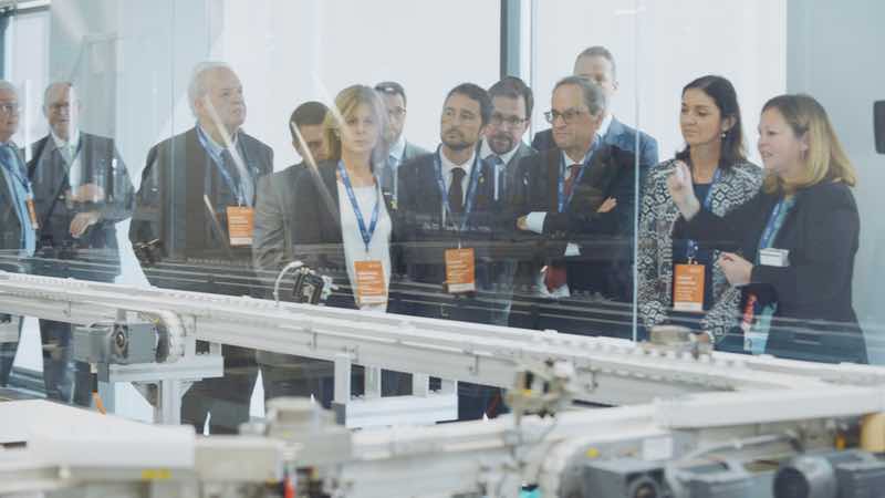 Maria Reyes Maroto, Minister of Industry, Trade and Tourism, in the delegation touring the facility
