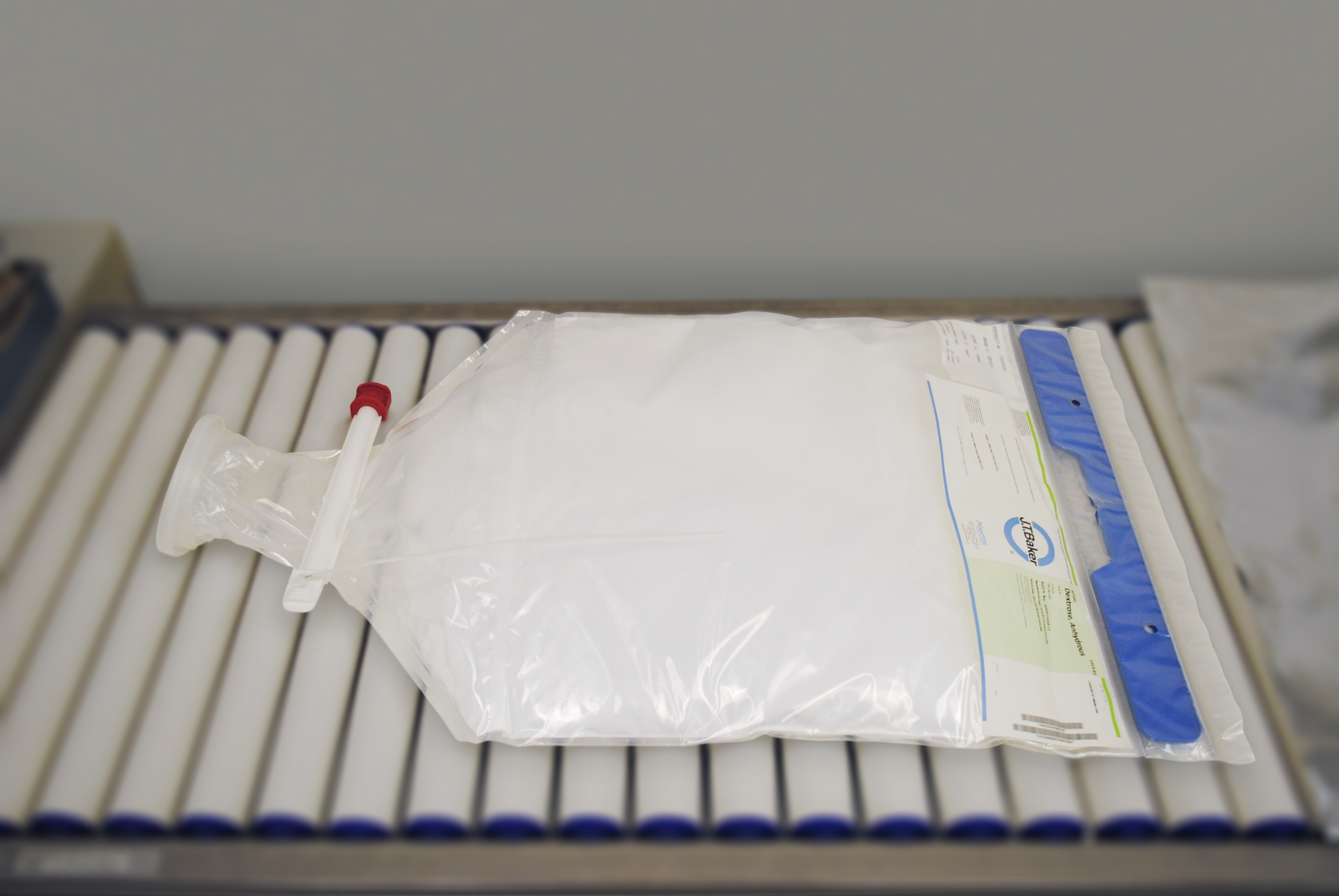 With new developments in raw material packaging, even after four weeks at 40°C and 90% relative humidity, the material in this 10 kg bag remains free-flowing