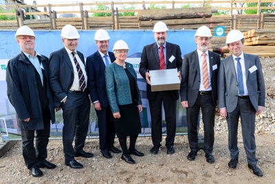 Cornerstone laid for Center for High-Efficiency Solar Cells at Fraunhofer ISE. f.l.t.r.: Georg Brechensbauer, Brechensbauer Weinhart + Partner Architects, Prof. Alfred Gossner, Executive Board Fraunhofer-Gesellschaft, MinDirig Günther Leßnerkraus, Ministry for Economic Affairs, Labor and Housing, Baden-Württemberg, Prof. Margit Zacharias, Vice-President for Innovation and Technology Transfer, University of Freiburg, Prof. Stefan Glunz, Head of Division, Photovoltaics, Fraunhofer ISE, Prof. Hans-Martin Henning, Director Fraunhofer ISE, Dr. Andreas Bett, Director Fraunhofer ISE