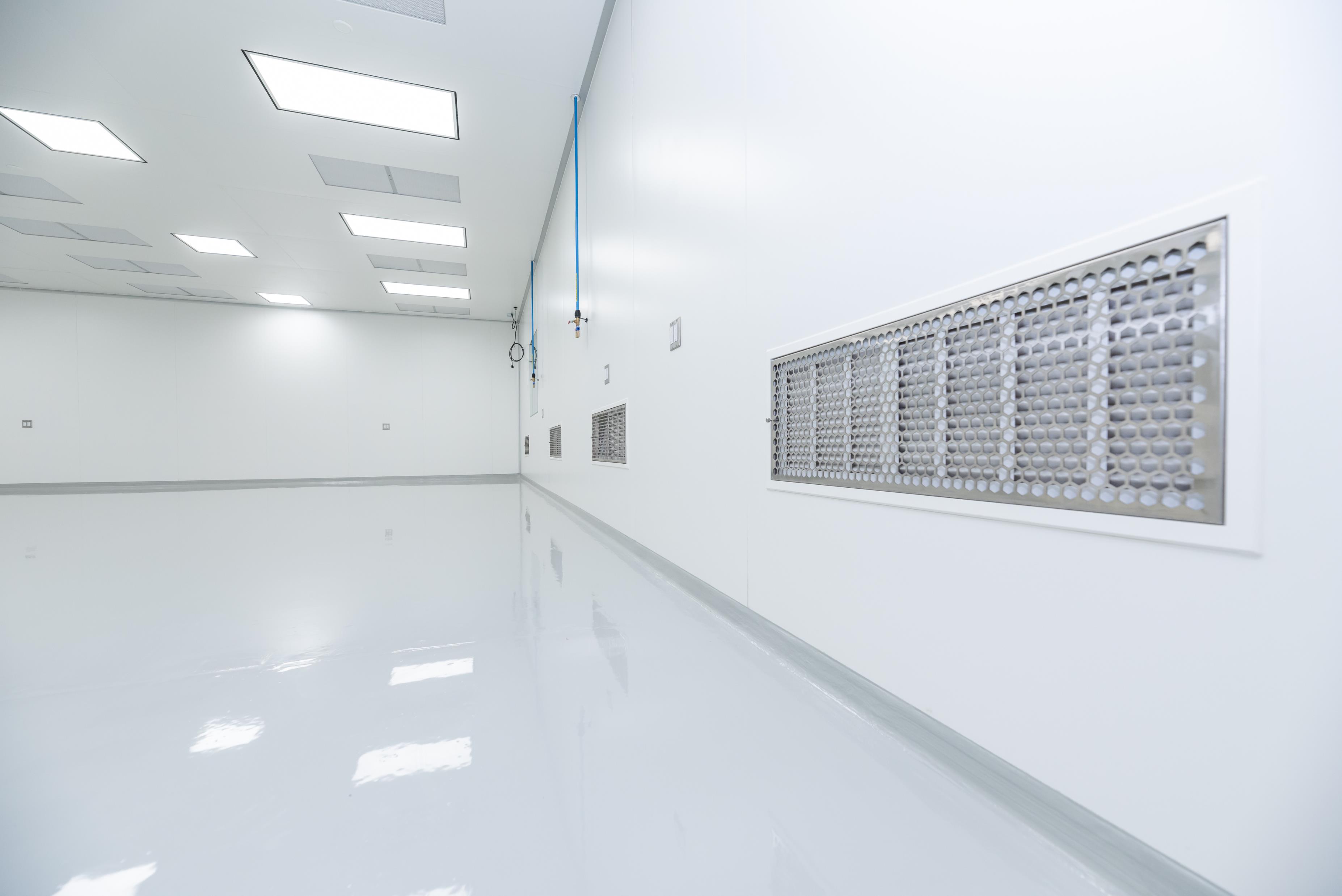 Keep it moving: The role of low-level air return in controlled environments