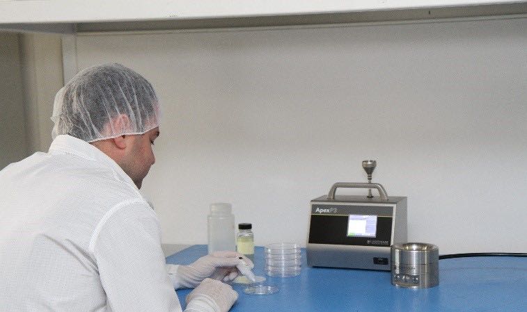 Particle counter in LAF cabinet with short length of sample tubing. Sampling in the work zone