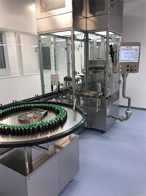 Fig. 3 – Steriline’s powder filling machine with outlet accumulation table